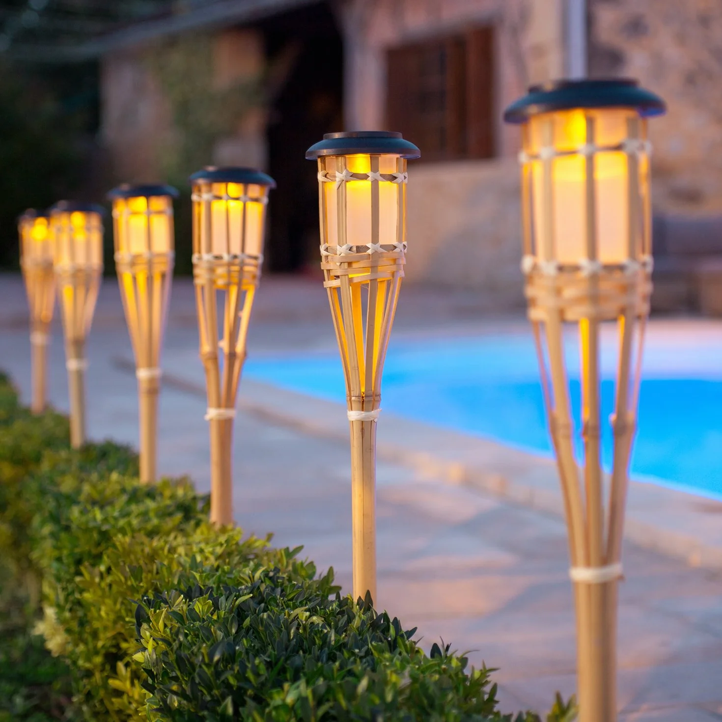 Lights4fun Lot de 2 antorchas solares de jardín de bambú LED auténticas - Decoración para exteriores - Antorchas solares - Iluminación de caminos - Decoración Tiki - Hawaii - 82 cm