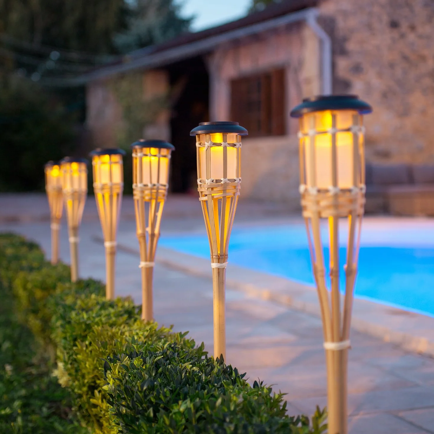 Lights4fun Lot de 2 antorchas solares de jardín de bambú LED auténticas - Decoración para exteriores - Antorchas solares - Iluminación de caminos - Decoración Tiki - Hawaii - 82 cm